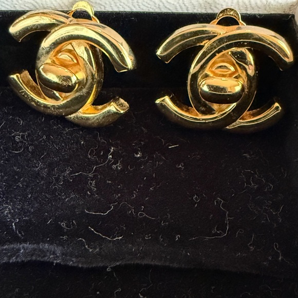 Vintage Classic Chanel CC turnlock Earrings! Clip-on*Beautiful Shiny*24K Plated - Picture 7 of 8